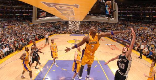 身体对抗强 身体对抗强